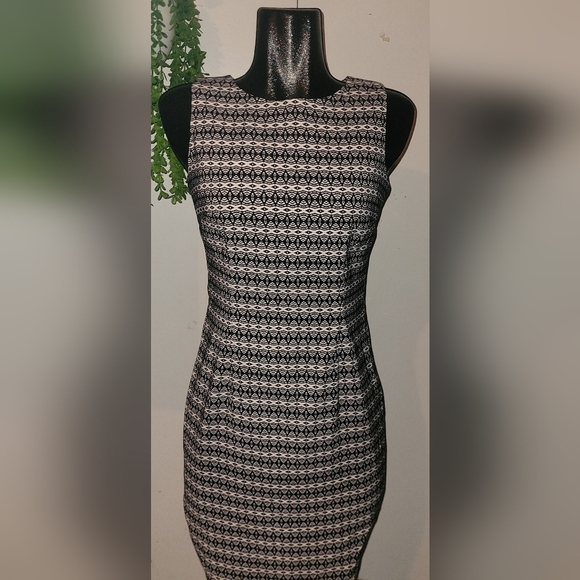 Mario Serrani B/W pattern dress Size 6 - Picture 1 of 7